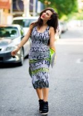 Сукня з кросівками (94 фото): як можна носити сукні з білими і іншого кольору кросівками, луки 2020 з вечірнім і чорним платтям