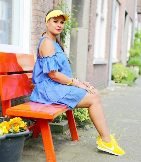 Сукня з кросівками (94 фото): як можна носити сукні з білими і іншого кольору кросівками, луки 2020 з вечірнім і чорним платтям