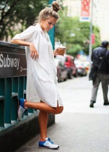 Сукня з кросівками (94 фото): як можна носити сукні з білими і іншого кольору кросівками, луки 2020 з вечірнім і чорним платтям