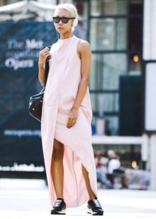 Сукня з кросівками (94 фото): як можна носити сукні з білими і іншого кольору кросівками, луки 2020 з вечірнім і чорним платтям