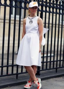 Сукня з кросівками (94 фото): як можна носити сукні з білими і іншого кольору кросівками, луки 2020 з вечірнім і чорним платтям