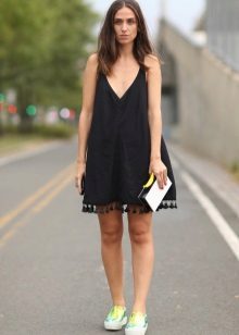 Сукня з кросівками (94 фото): як можна носити сукні з білими і іншого кольору кросівками, луки 2020 з вечірнім і чорним платтям