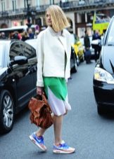 Сукня з кросівками (94 фото): як можна носити сукні з білими і іншого кольору кросівками, луки 2020 з вечірнім і чорним платтям