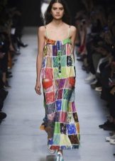 Сукня з кросівками (94 фото): як можна носити сукні з білими і іншого кольору кросівками, луки 2020 з вечірнім і чорним платтям