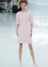 Сукня з кросівками (94 фото): як можна носити сукні з білими і іншого кольору кросівками, луки 2020 з вечірнім і чорним платтям