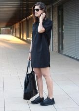 Сукня з кросівками (94 фото): як можна носити сукні з білими і іншого кольору кросівками, луки 2020 з вечірнім і чорним платтям