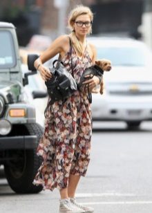 Сукня з кросівками (94 фото): як можна носити сукні з білими і іншого кольору кросівками, луки 2020 з вечірнім і чорним платтям