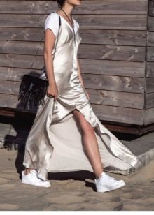 Сукня з кросівками (94 фото): як можна носити сукні з білими і іншого кольору кросівками, луки 2020 з вечірнім і чорним платтям