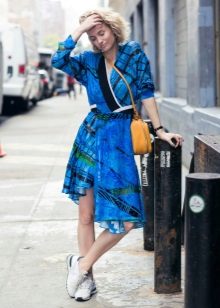 Сукня з кросівками (94 фото): як можна носити сукні з білими і іншого кольору кросівками, луки 2020 з вечірнім і чорним платтям