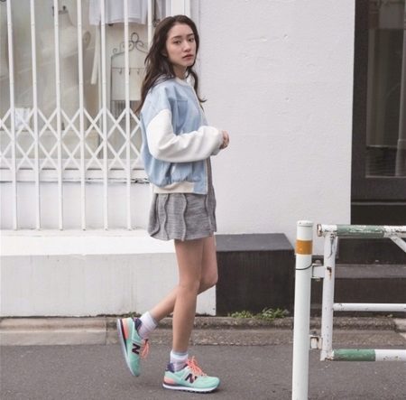 Сукня з кросівками (94 фото): як можна носити сукні з білими і іншого кольору кросівками, луки 2020 з вечірнім і чорним платтям