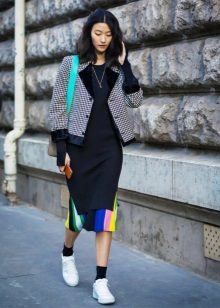 Сукня з кросівками (94 фото): як можна носити сукні з білими і іншого кольору кросівками, луки 2020 з вечірнім і чорним платтям