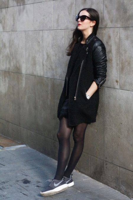 Сукня з кросівками (94 фото): як можна носити сукні з білими і іншого кольору кросівками, луки 2020 з вечірнім і чорним платтям