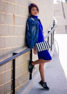 Сукня з кросівками (94 фото): як можна носити сукні з білими і іншого кольору кросівками, луки 2020 з вечірнім і чорним платтям