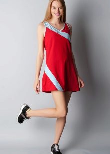 Сукня з кросівками (94 фото): як можна носити сукні з білими і іншого кольору кросівками, луки 2020 з вечірнім і чорним платтям