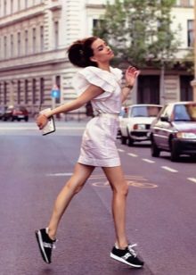 Сукня з кросівками (94 фото): як можна носити сукні з білими і іншого кольору кросівками, луки 2020 з вечірнім і чорним платтям