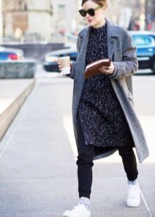 Сукня з кросівками (94 фото): як можна носити сукні з білими і іншого кольору кросівками, луки 2020 з вечірнім і чорним платтям