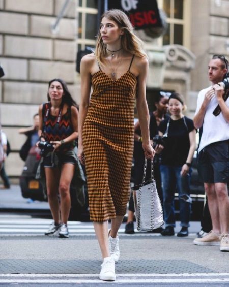 Сукня з кросівками (94 фото): як можна носити сукні з білими і іншого кольору кросівками, луки 2020 з вечірнім і чорним платтям