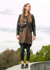 Сукня з кросівками (94 фото): як можна носити сукні з білими і іншого кольору кросівками, луки 2020 з вечірнім і чорним платтям