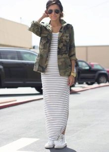 Сукня з кросівками (94 фото): як можна носити сукні з білими і іншого кольору кросівками, луки 2020 з вечірнім і чорним платтям