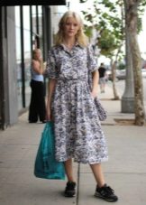 Сукня з кросівками (94 фото): як можна носити сукні з білими і іншого кольору кросівками, луки 2020 з вечірнім і чорним платтям