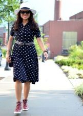 Сукня з кросівками (94 фото): як можна носити сукні з білими і іншого кольору кросівками, луки 2020 з вечірнім і чорним платтям