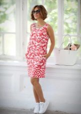 Сукня з кросівками (94 фото): як можна носити сукні з білими і іншого кольору кросівками, луки 2020 з вечірнім і чорним платтям