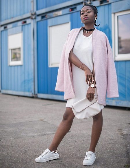 Сукня з кросівками (94 фото): як можна носити сукні з білими і іншого кольору кросівками, луки 2020 з вечірнім і чорним платтям