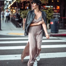 Сукня з кросівками (94 фото): як можна носити сукні з білими і іншого кольору кросівками, луки 2020 з вечірнім і чорним платтям