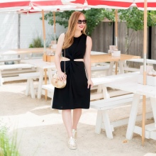 Сукня з кросівками (94 фото): як можна носити сукні з білими і іншого кольору кросівками, луки 2020 з вечірнім і чорним платтям