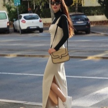 Сукня з кросівками (94 фото): як можна носити сукні з білими і іншого кольору кросівками, луки 2020 з вечірнім і чорним платтям