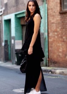 Сукня з кросівками (94 фото): як можна носити сукні з білими і іншого кольору кросівками, луки 2020 з вечірнім і чорним платтям