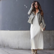 Сукня з кросівками (94 фото): як можна носити сукні з білими і іншого кольору кросівками, луки 2020 з вечірнім і чорним платтям