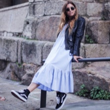 Сукня з кросівками (94 фото): як можна носити сукні з білими і іншого кольору кросівками, луки 2020 з вечірнім і чорним платтям