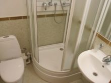 Суміщений санвузол в «хрущовці» (75 фото): дизайн маленької ванни, поєднаної з туалетом. Яких розмірів бувають кімнати? Ідеї оформлення інтер’єру санвузли з пральною машиною