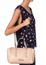 Сумка Armani Jeans (67 фото): жіночі лакові та інші брендові моделі