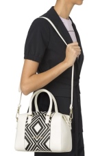 Сумка Armani Jeans (67 фото): жіночі лакові та інші брендові моделі