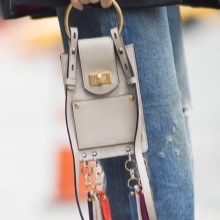 Сумка для телефону (48 фото): чохол для мобільного телефону і смартфонів на руку, шию, ремінь і велосипед