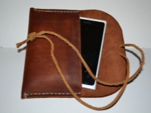 Сумка для телефону (48 фото): чохол для мобільного телефону і смартфонів на руку, шию, ремінь і велосипед