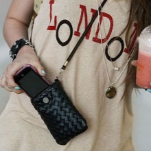 Сумка для телефону (48 фото): чохол для мобільного телефону і смартфонів на руку, шию, ремінь і велосипед