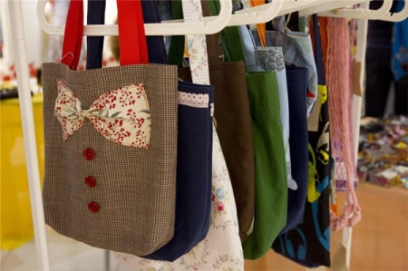 Сумка мішок (74 фото): з чим носити, матеріали і тканини, замшеві і в’язані, на ремінці або ланцюжку