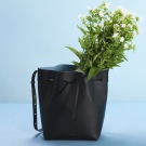 Сумка мішок (74 фото): з чим носити, матеріали і тканини, замшеві і в’язані, на ремінці або ланцюжку