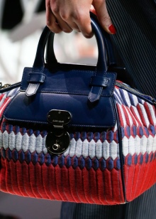 Сумки Armani (83 фото): жіночі моделі від Emporio Armani та інших лінійок