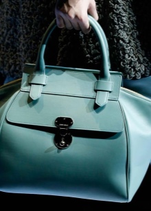 Сумки Armani (83 фото): жіночі моделі від Emporio Armani та інших лінійок