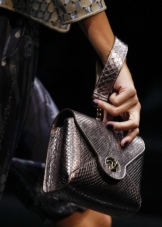 Сумки Armani (83 фото): жіночі моделі від Emporio Armani та інших лінійок