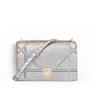 Сумки Dior (104 фото): модель Lady з метеликами, Open bar і Miss Dior, клатчі, скільки коштують, огляд нової колекції