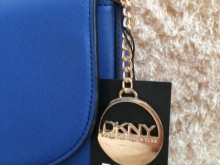 Сумки DKNY (72 фото): моделі через плече, як відрізнити оригінал від підробки, відгуки