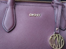 Сумки DKNY (72 фото): моделі через плече, як відрізнити оригінал від підробки, відгуки