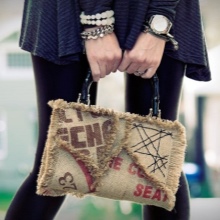 Сумки з тканини (89 фото): жіночі тканеві еко-моделі, майстер клас з пошиву, як зробити сумку з мішковини і льону