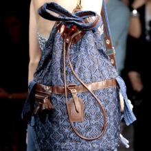 Сумки з тканини (89 фото): жіночі тканеві еко-моделі, майстер клас з пошиву, як зробити сумку з мішковини і льону