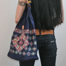 Сумки з тканини (89 фото): жіночі тканеві еко-моделі, майстер клас з пошиву, як зробити сумку з мішковини і льону